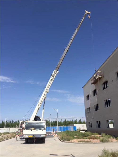 奇台县“轻装强干”—— 吊车的 “轻量化臂架” 技术